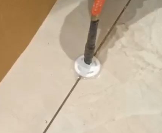 泰兴瓷砖空鼓维修公司专业解答瓷砖在铺贴过程中，如果没有涂抹均匀到位的粘结材料（如水泥砂浆或瓷砖胶），可能会导致以下问题