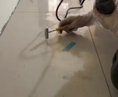 泰兴瓷砖开裂维修公司专业分享瓷砖在铺贴前如果没有沥干水分，将会导致以下问题