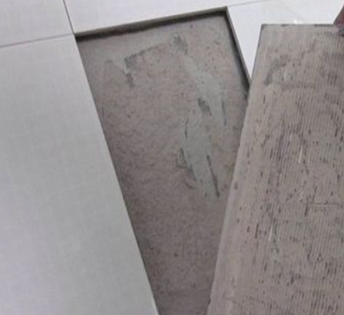 泰兴瓷砖空鼓维修公司分享瓷砖铺贴时如果打浆（即涂抹在瓷砖背面和基层上的砂浆或瓷砖胶）过少，会带来以下问题